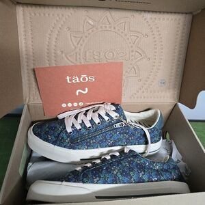 New In Box...Taos Footwear Women's Blue Floral Sneakers